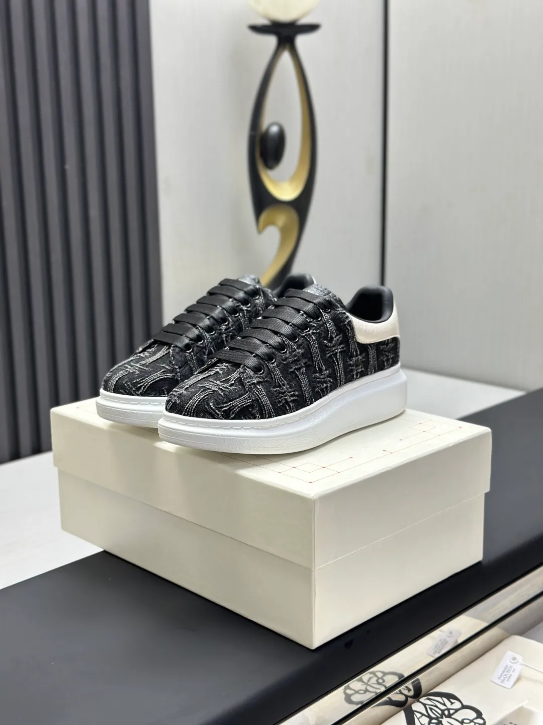 👟👟Ex-factory price 600👟👟 (🥇Top version produced in Dongguan🥇) A new upgrade of the classic McQueen white shoes. This upgrade of McQueen, which has been done for 4 consecutive years, will definitely bring you the most cost-effective ALEXANDER MCQUEEN classic in the market. If you are not confident about the quality of such a classic and world-destroying model, there is really no need to put it on the table🔙.  Purchased original version from HK counter, various demolitions.  All kinds of PKs are welcome💥.  (Anyone who has the original version at the stall is welcome🆚) The thick sole perfectly increases the elongated visual effect. The most perfect proportion of the shoe body is this last shape. The logo font on the rear tail is printed in small fonts. The logo on the foot is made of genuine leather with air-pressed colorless process. We will always update the color with the counter. 🔘Upper: genuine customized environmentally friendly full-grain cowhide 🔘Inner lining: imported mixed sheepskin (the genuine product is also sheepskin, not the cheap cowhide on the market) 🔘Sole: Exclusive molded TPU➕rubber injection molded layered outsole, (purple tail, pink tail, red tail, burgundy tail, rose gold tail sequin series, Velcro men's model needs to be customized, non-returnable) 🔘Code number 34-44 (women's size 34.40 is custom-made).